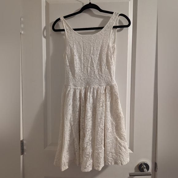 KISMET | White lace lined summer dress, low v back, flared skirt, size small - Picture 3 of 8